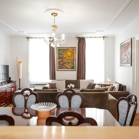 Apartment Royal Meeting Point Family & Group Friendly Up To 8 *