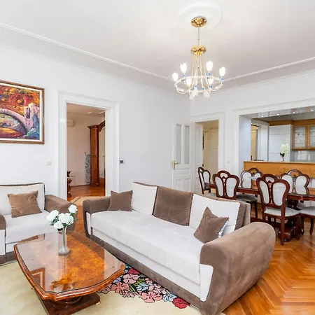 Royal Meeting Point Family & Group Friendly Up To 8 Apartment