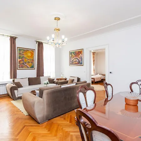 Royal Meeting Point Family & Group Friendly Up To 8 Apartment *