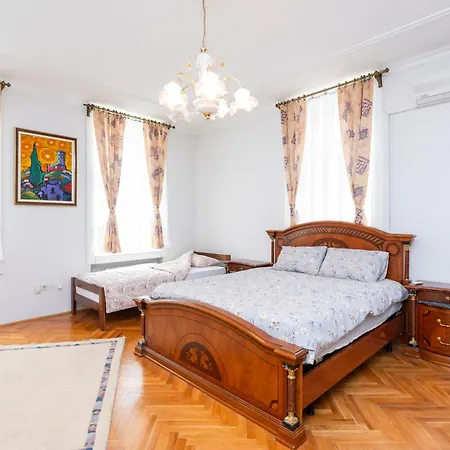 Royal Meeting Point Family & Group Friendly Up To 8 Apartment *