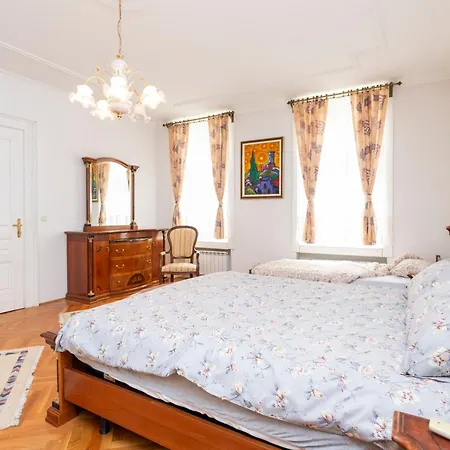 Royal Meeting Point Family & Group Friendly Up To 8 Apartment