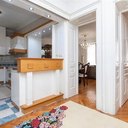 Apartment Royal Meeting Point Family & Group Friendly Up To 8